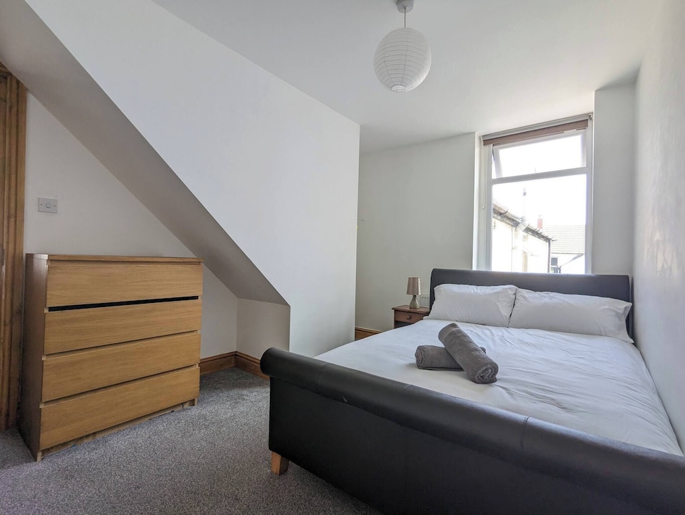 Family-sized Comfort - Walk to Lake & City Centre