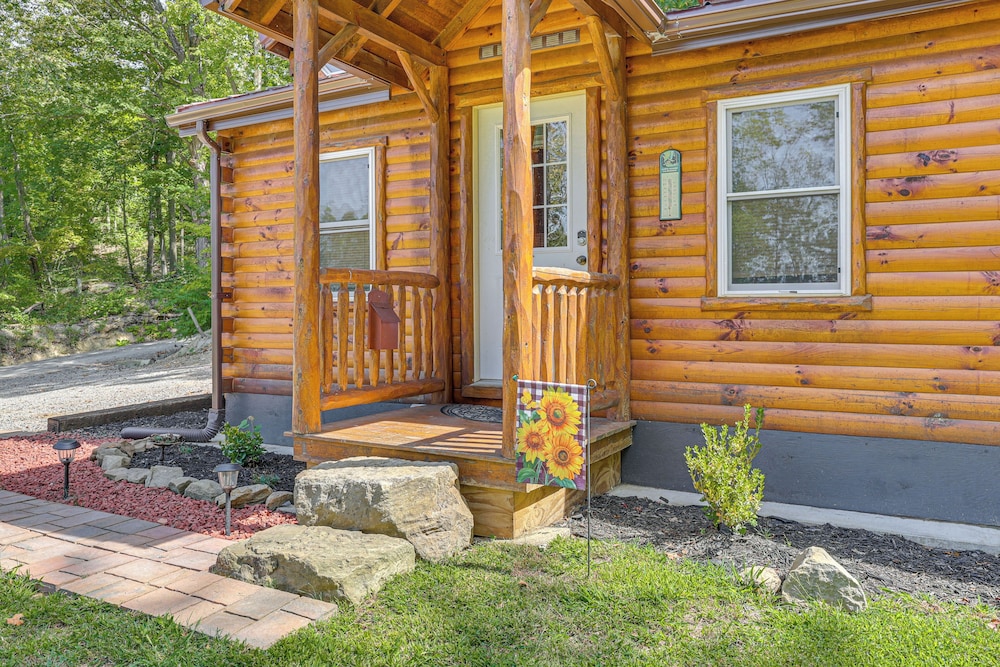 Charming Couples Cabin on 40 Acres in Zanesville