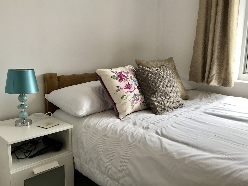 The Woodfarm Lodge - 3 Bedroom House With Parking - Oxford view 3