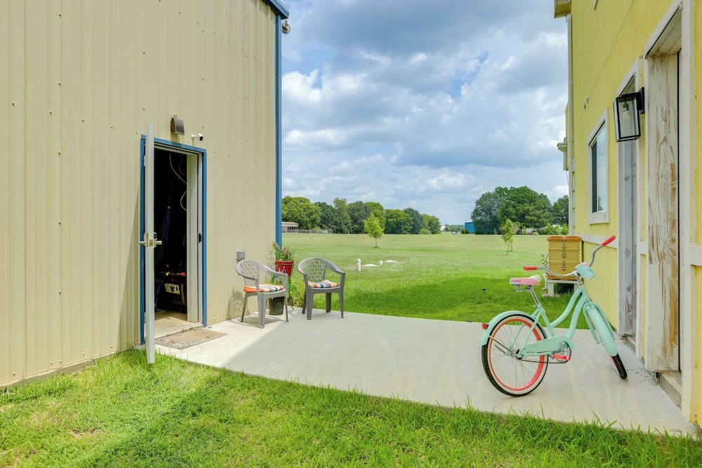 Aircraft Tours! Fly-in Hangar Apt in New Waverly