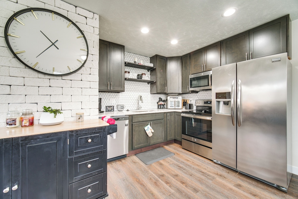 Walk to Marina: Home w/ Hot Tub in Mentor!