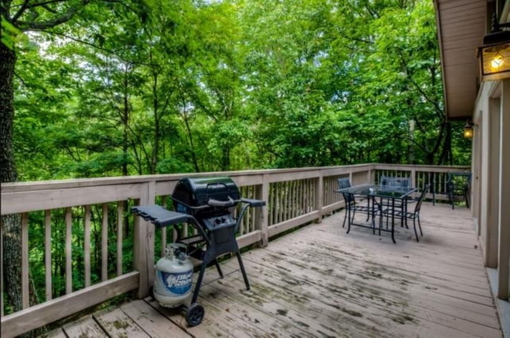 Gatlinburg Hideaway with Fireplace