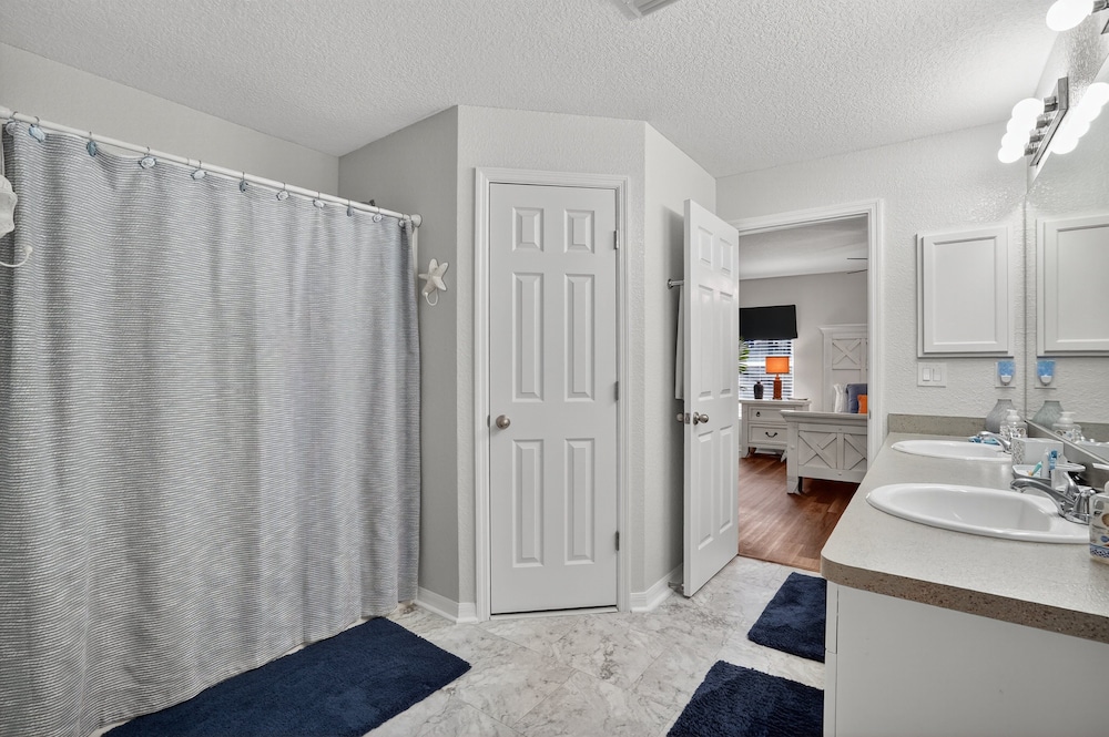 Spacious 4br Retreat With Heated Pool & Spa 4 Bedroom Home