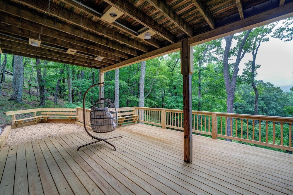 Mountain Views in Private Lake and Golf Community!