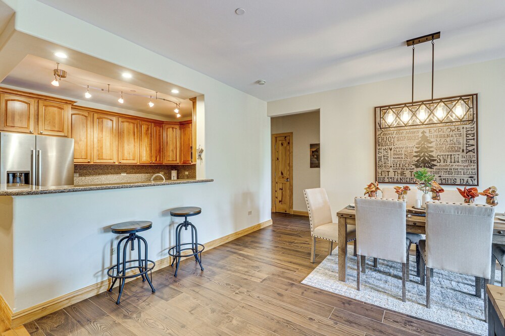 2 Mi to Angel Fire Resort: Luxury Condo w/ Balcony