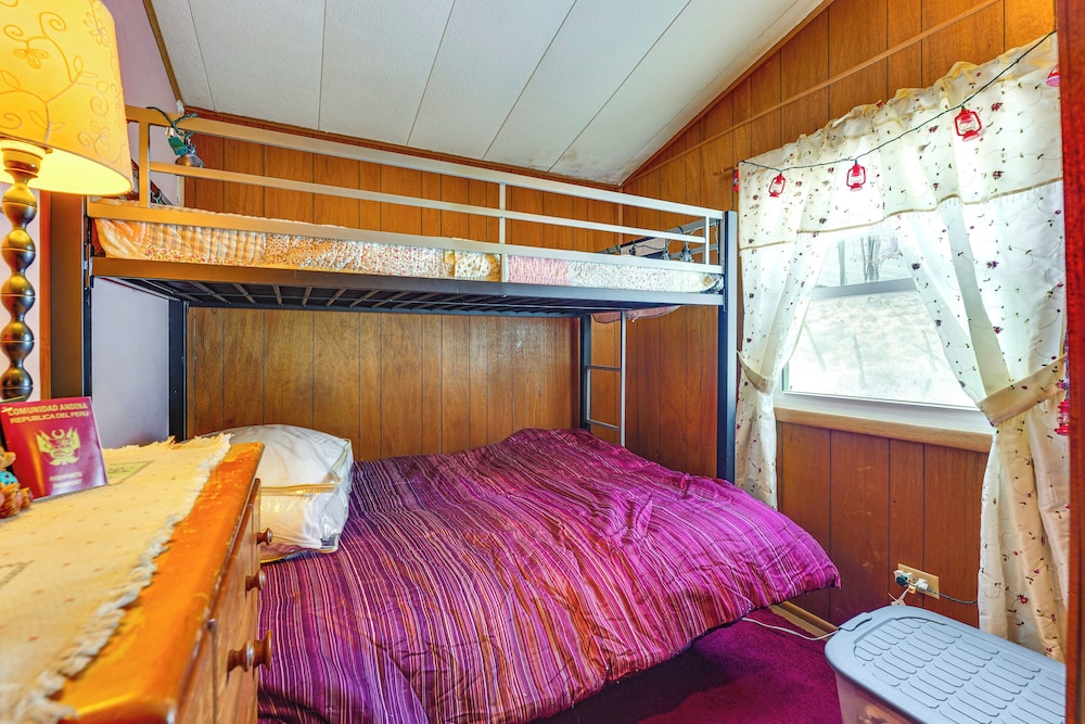 Hike, Ski & Unwind: Cabin w/ Deck in Chester!
