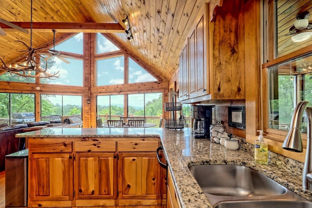 Hot Tub 3 Fireplaces Mountain Views Game Room