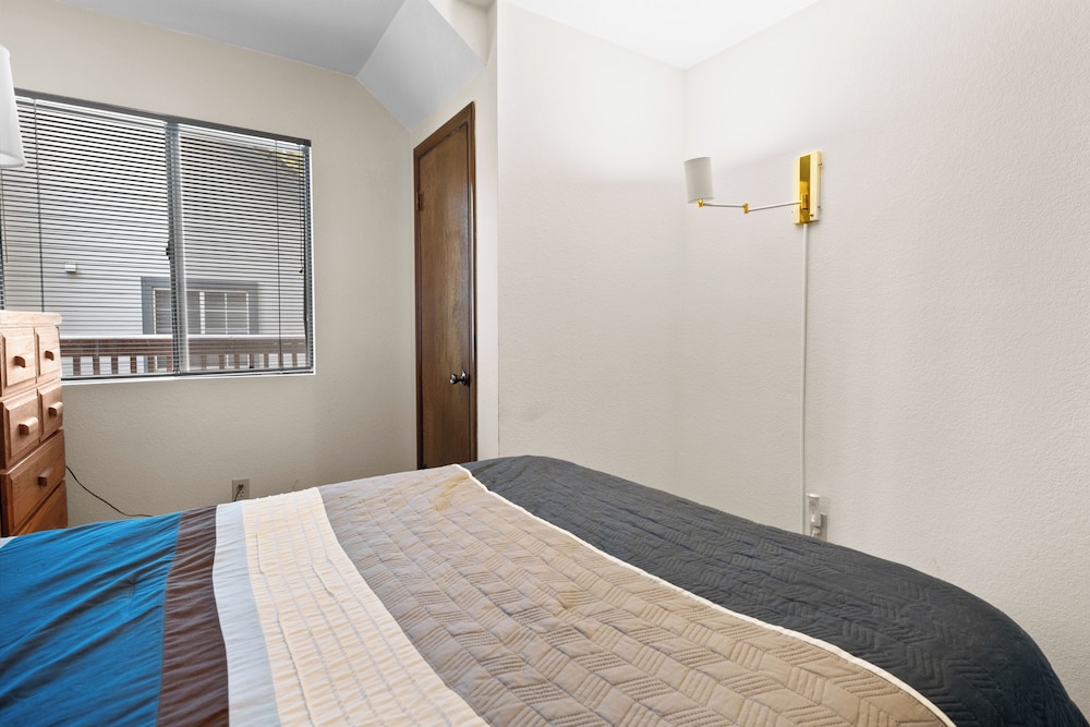 Summit X-ross Roads Condo