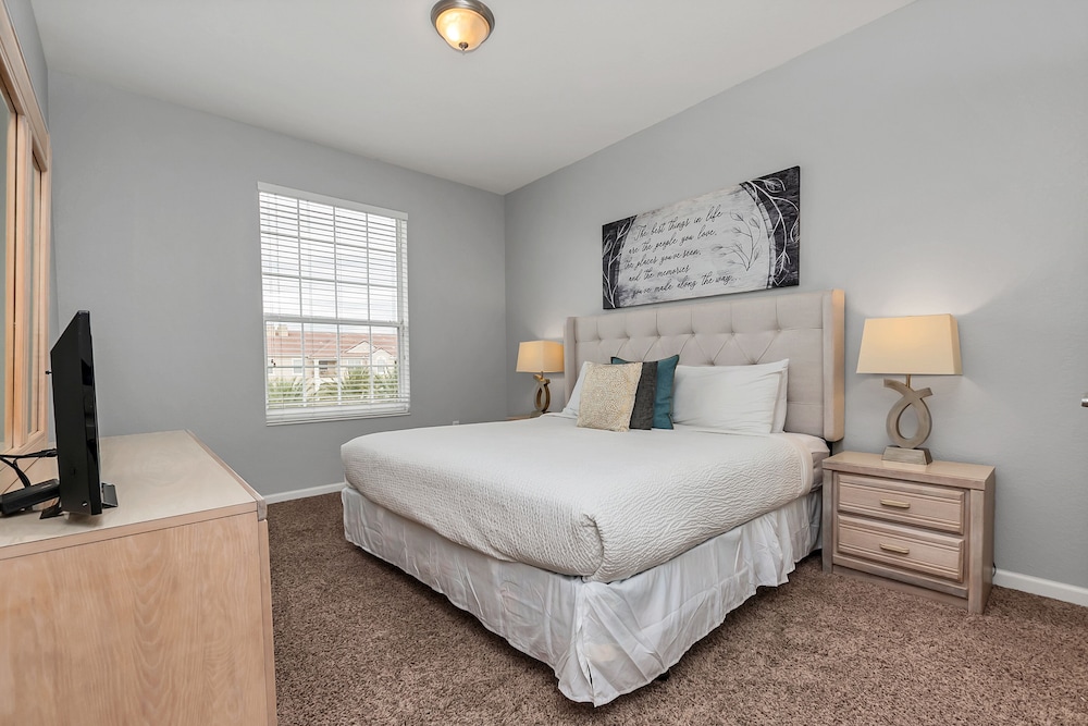 Newly Remodeled Lakeview Penthouse, Near Conv. Ctr
