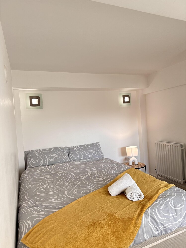 Beautiful 2-bed Apartment in London view 5
