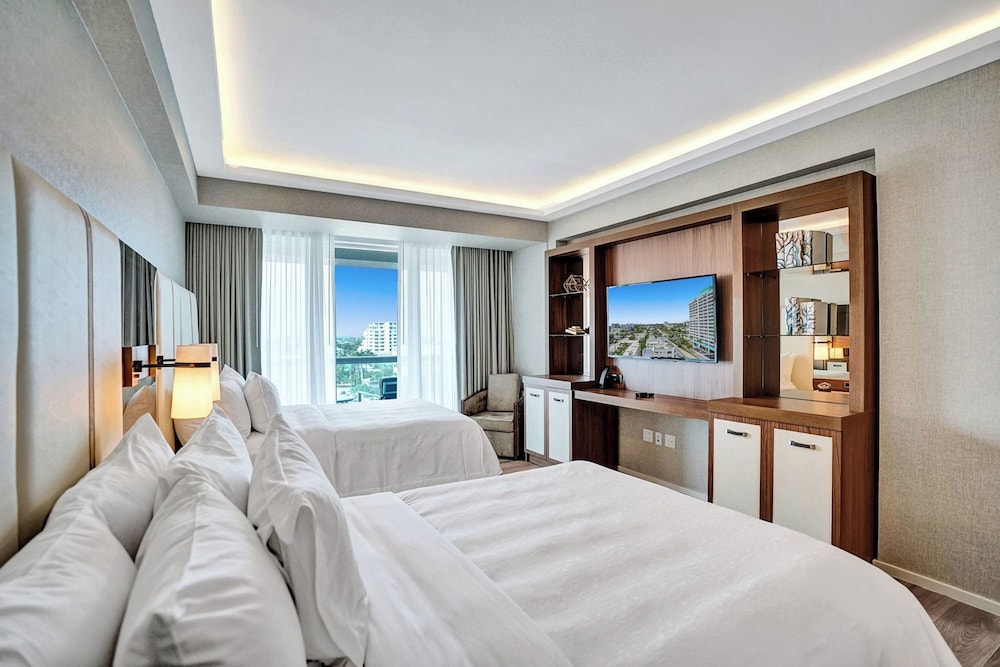 Elegant Beachfront Condo: Your Perfect Getaway!