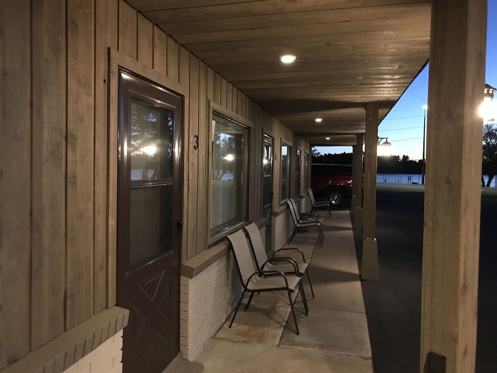 Aqua Aire Inn & Suites
