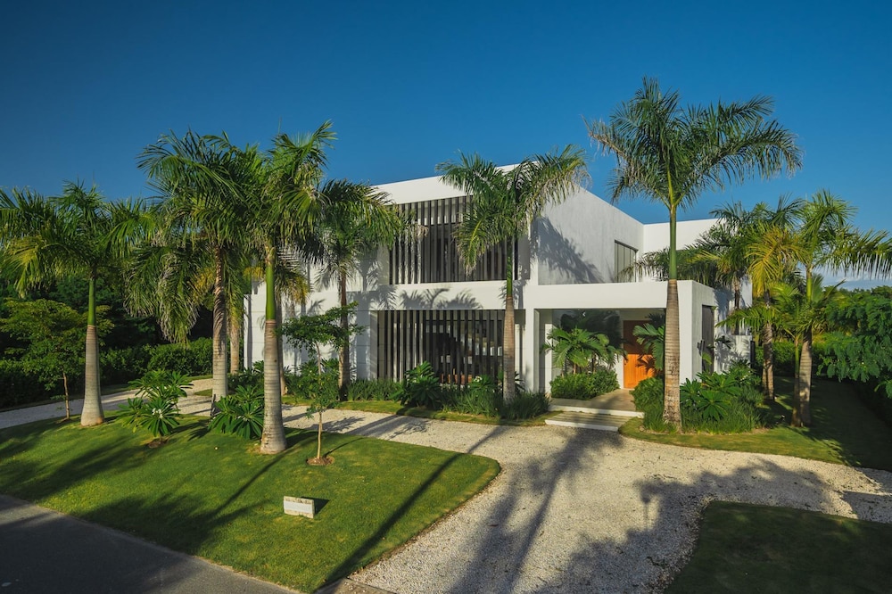 New Lake Front Villa in Golf and Beach Resort view 2