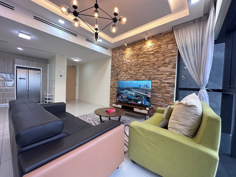 Skyline Luxe 4BR Retreat with En-suites
