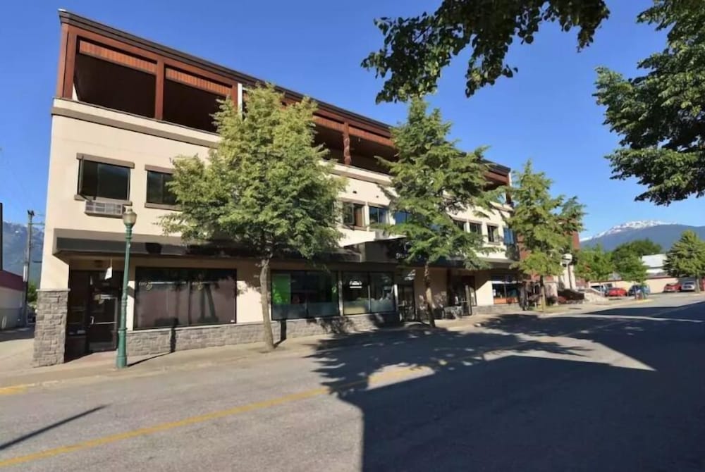 Hotel Downunder Mountain Retreat by Revelstoke Vacations - Image 1