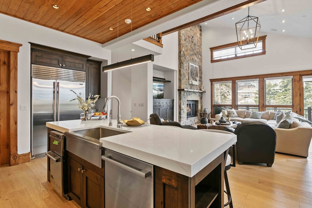 6565 Lookout Drive - Four Bedroom with Spa 4 Condo