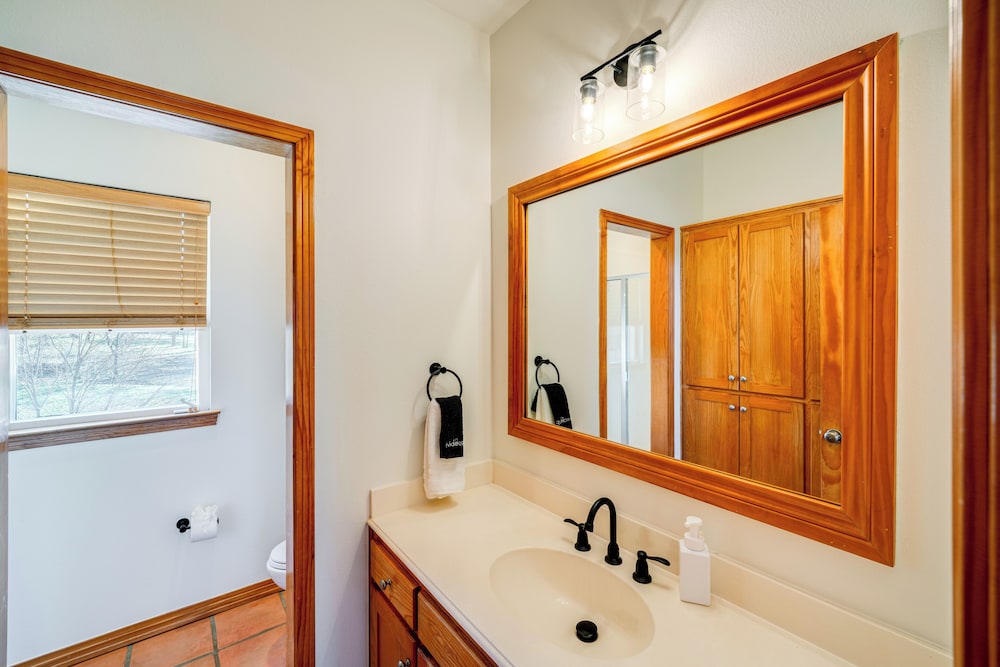 6 Mi to Lewisville Lake: Spacious Ranch Home