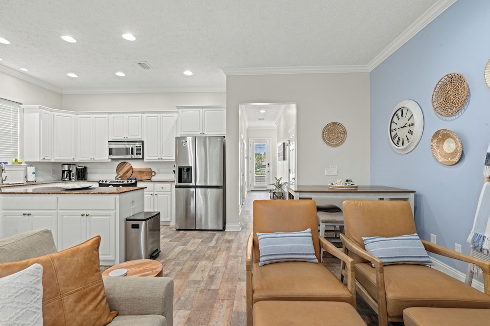 Escape to Sand Dollar Holler: Coastal Retreat, 3 Beds, 2.5 Baths, Sleeps 10!