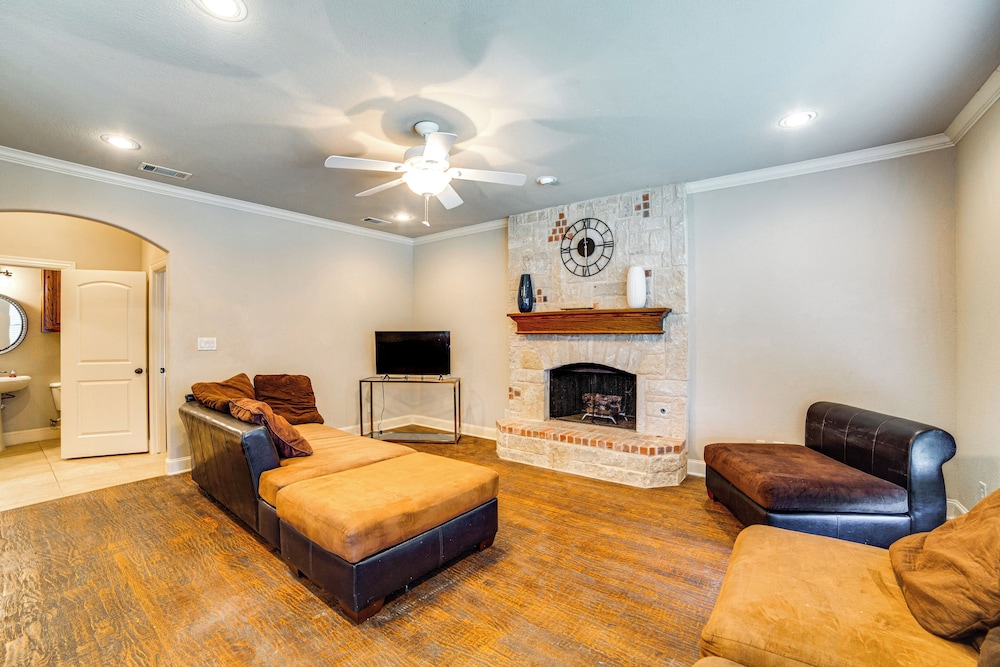 Spacious Texas Retreat w/ Community Pool