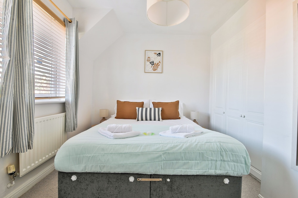 2 Bed House Near Beach with Free Parking
