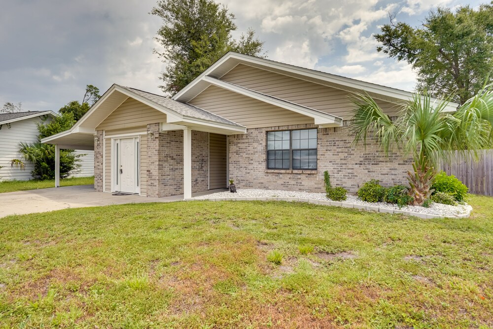 Relaxing Lynn Haven Escape w/ Screened Porch!