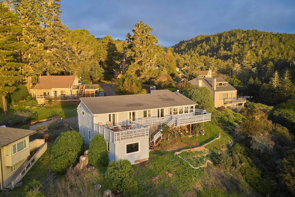 Hot Tub + Ocean Views: Spacious Irish Beach Home! view 3