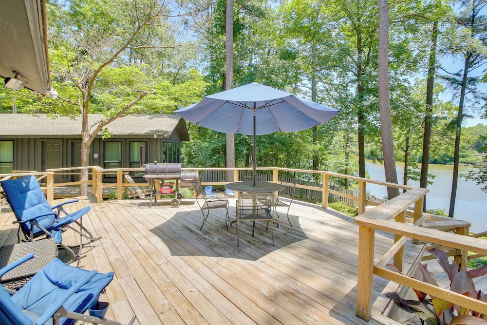 Secluded Lake Hamilton Access: Hot Springs Home