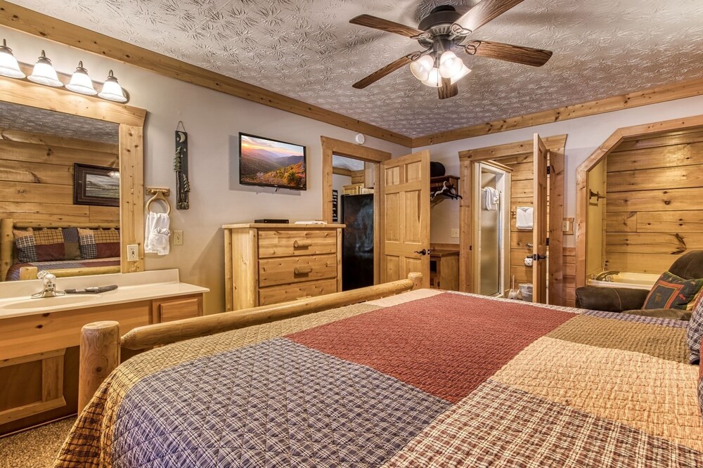 Er301 - Eagle's Hideaway - Great Location! Close To All The Action! 2 Bedroom Cabin by RedAwning view 5
