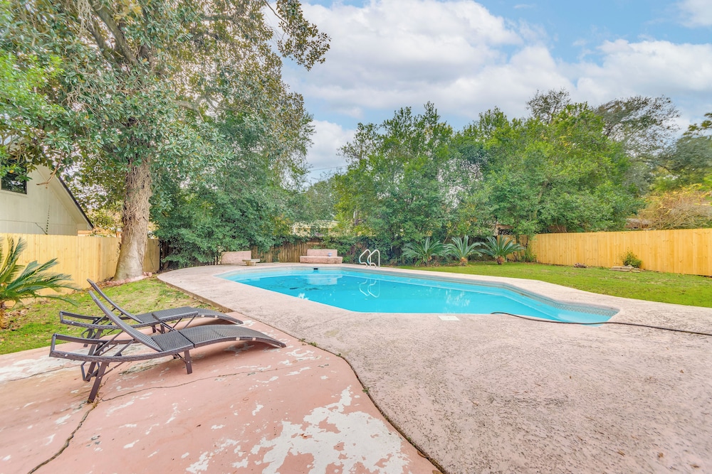 Foosball Games & Al Fresco Dining: Pensacola Home!