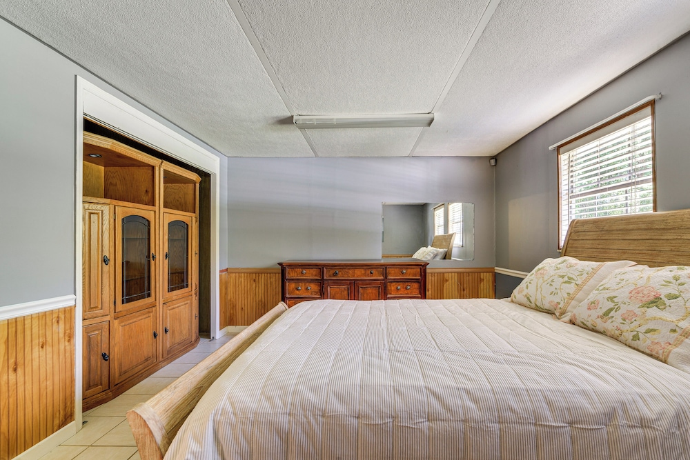 2 Mi to Manatees: Homosassa Home w/ Lanai!