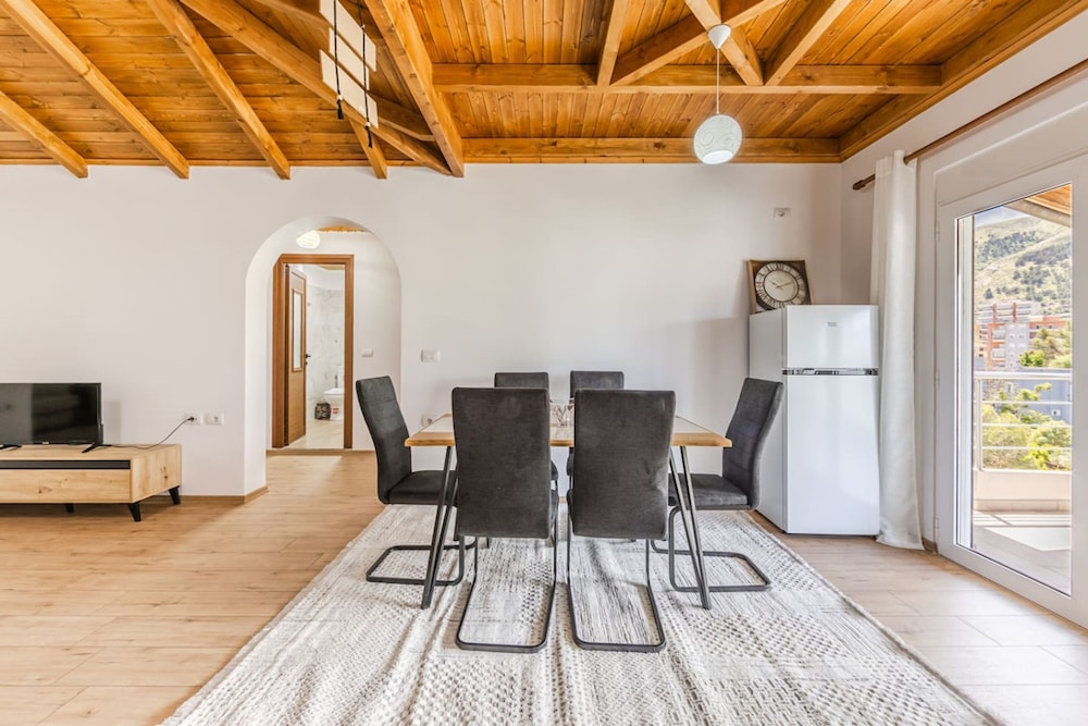 Hillside Apartment Gjirokast r
