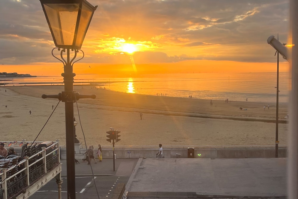 Beach, Dreamland, Restaurants Nearby- Sunny Garden