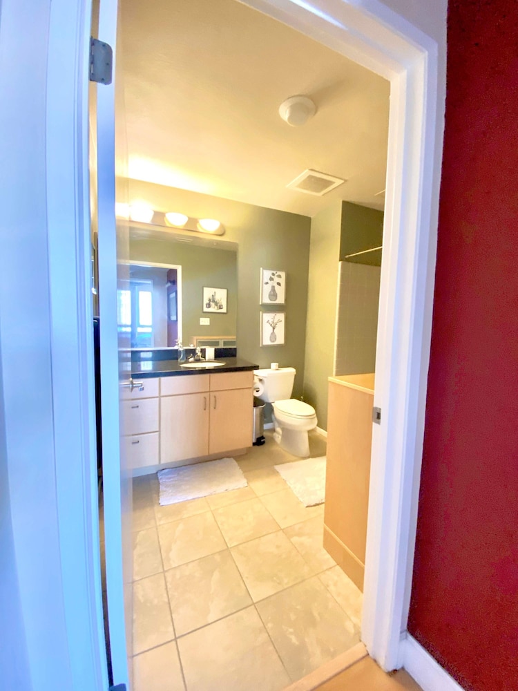 Allura Gaslamp Pool Spa Gym Extra Office Nook