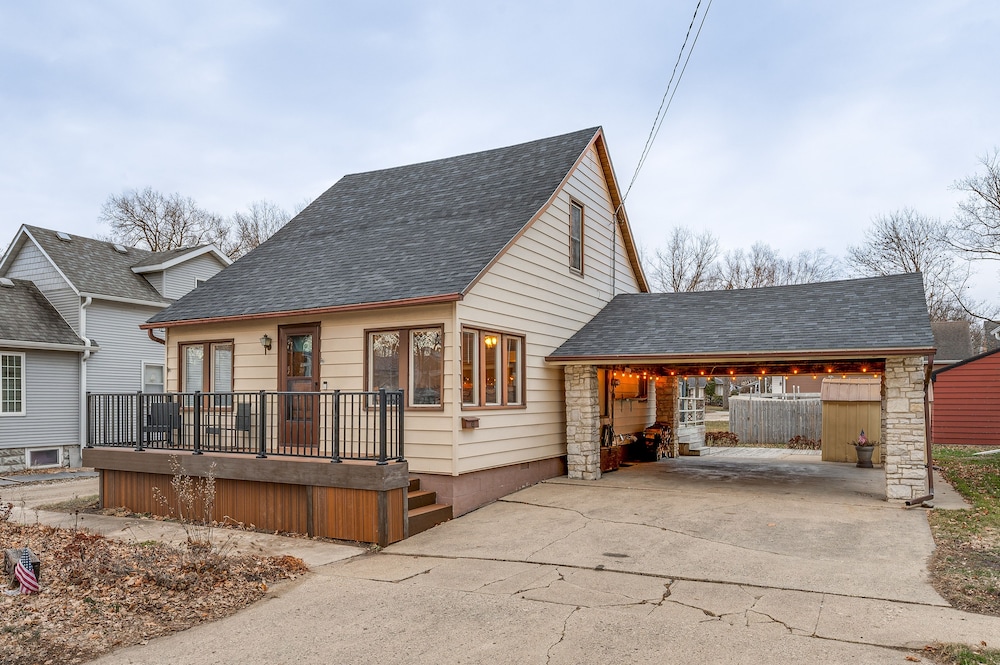 Clear Lake Vacation Rental: Walk to City Beach!
