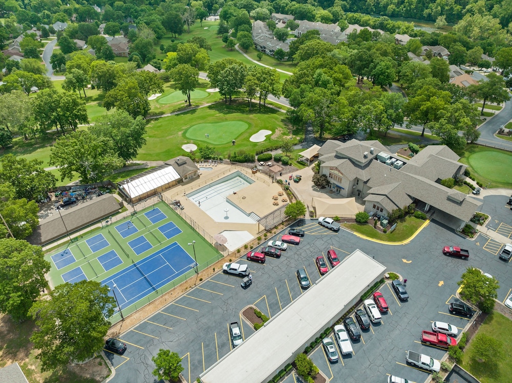 Bluffs Oasis 2 Bedroom Condo by RedAwning