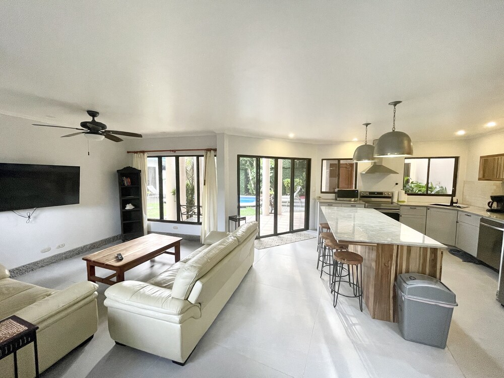 Villa Arenas: Private Pool & Easy Beach Access in Jaco by RedAwning