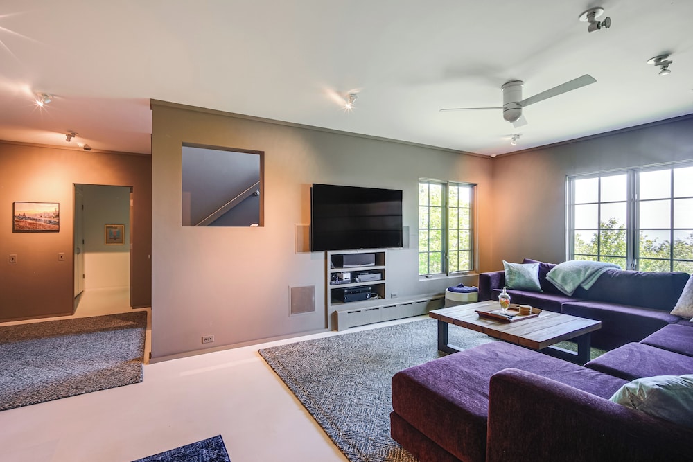 Group-friendly Newbury Stunner: Home Gym, Hot Tub!