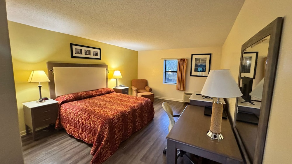 COUNTRY HOST INN