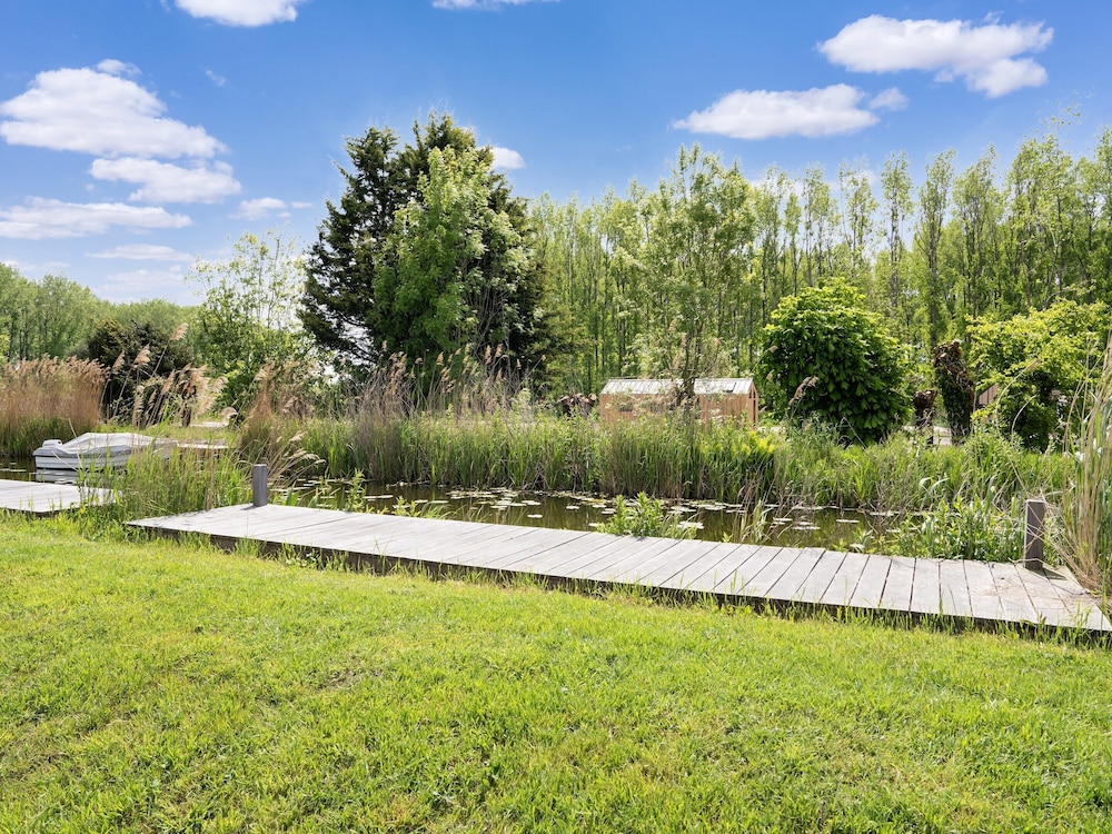 Modern Family Getaway in Oud Ade