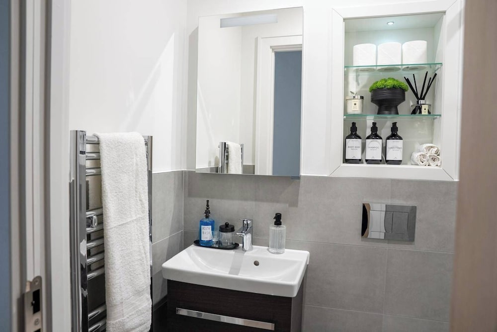 Tranquil London Apartment Near Coombe Hill House photo 5
