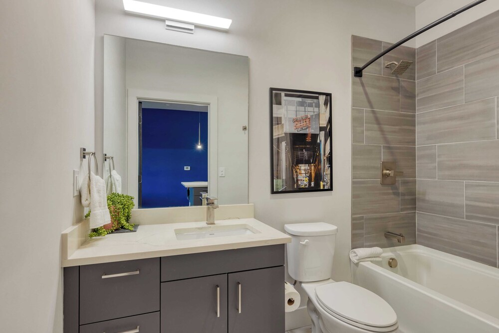 Sleeps 42 7 Modern Midtown Apartments w/ Gym + Pool Walkable to Shops & Eats