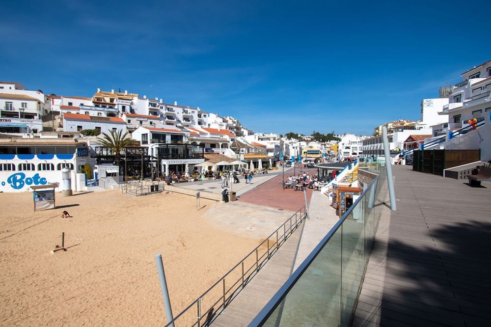 61 vdm Superb Villa on Vale do Milho With Heated