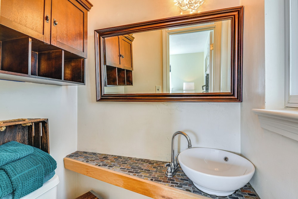 Fort Walton Beach Home ~ 2 Mi to Okaloosa Island!