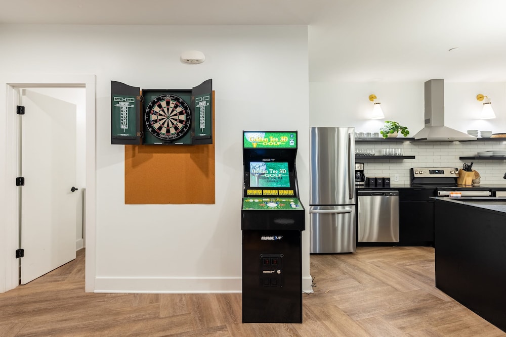Dual Bachelor Pads w Rooftop Lounge Games Sleeps 26 5 Min to Broadway