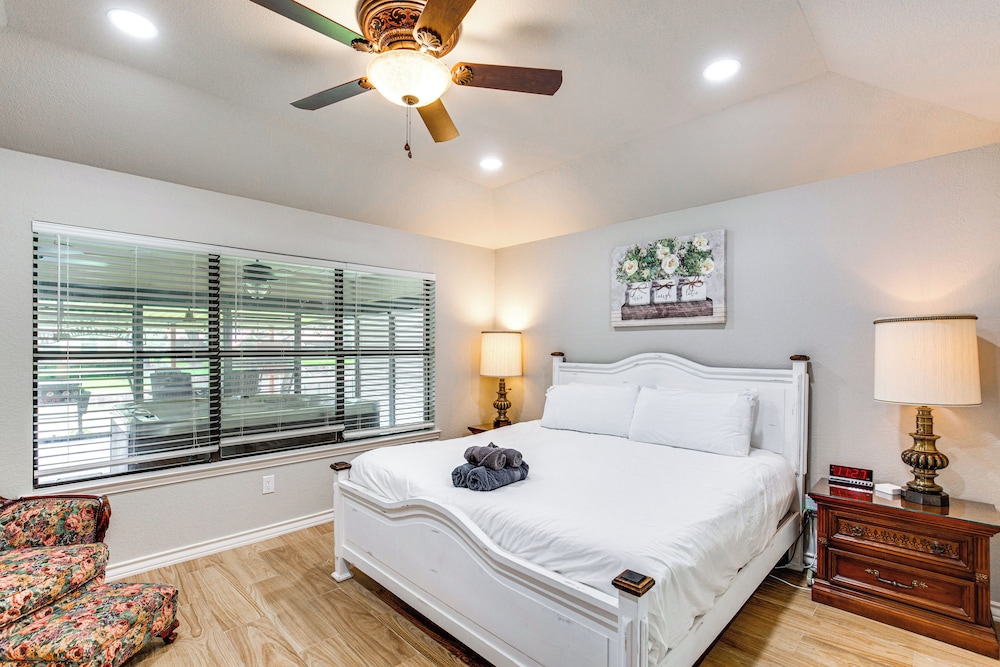 Home on Lake Granbury w/ Hot Tub: 5 Mi to Dtwn!