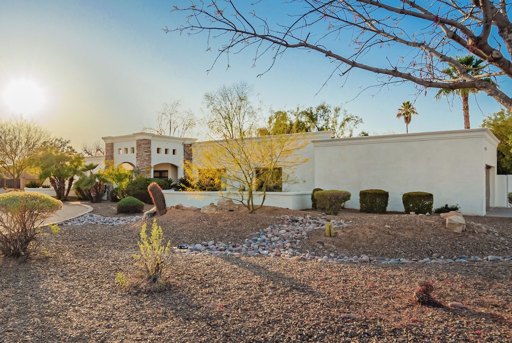 Private Paradise Valley Oasis: Hot Tub, Large Yard
