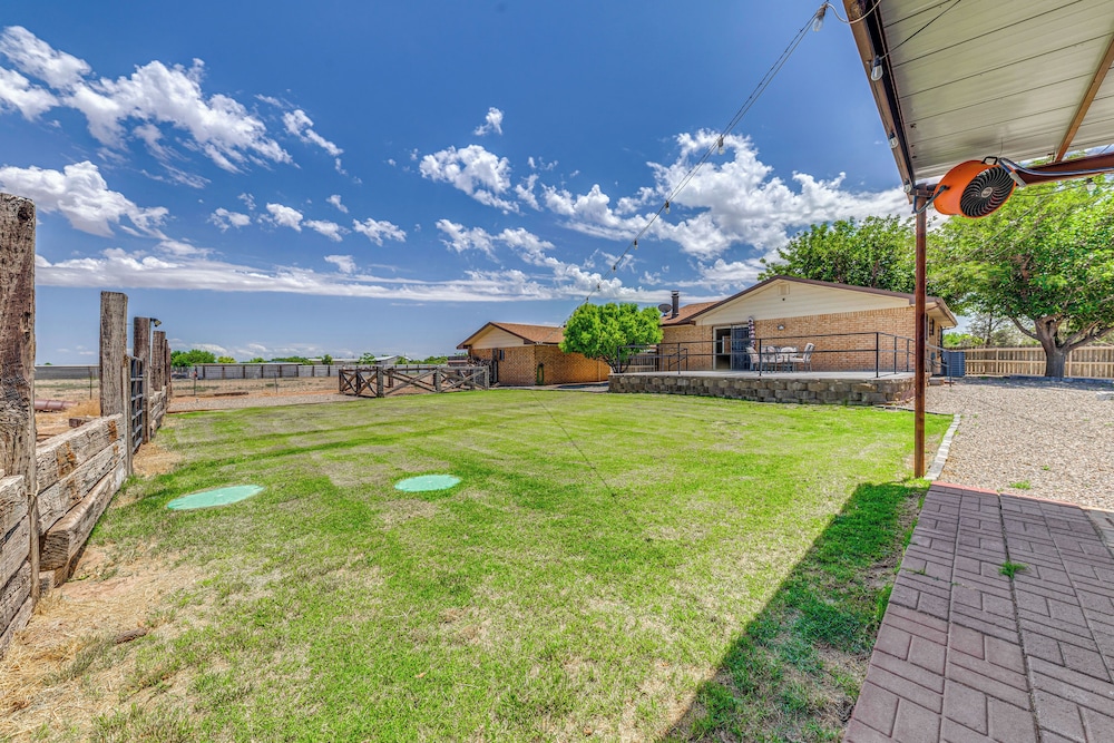 4 Mi to Museums: Roswell Getaway w/ Game Room!