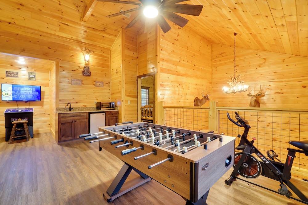 12 Mi to Gsmnp: Cabin w/ Game Room in Sevierville