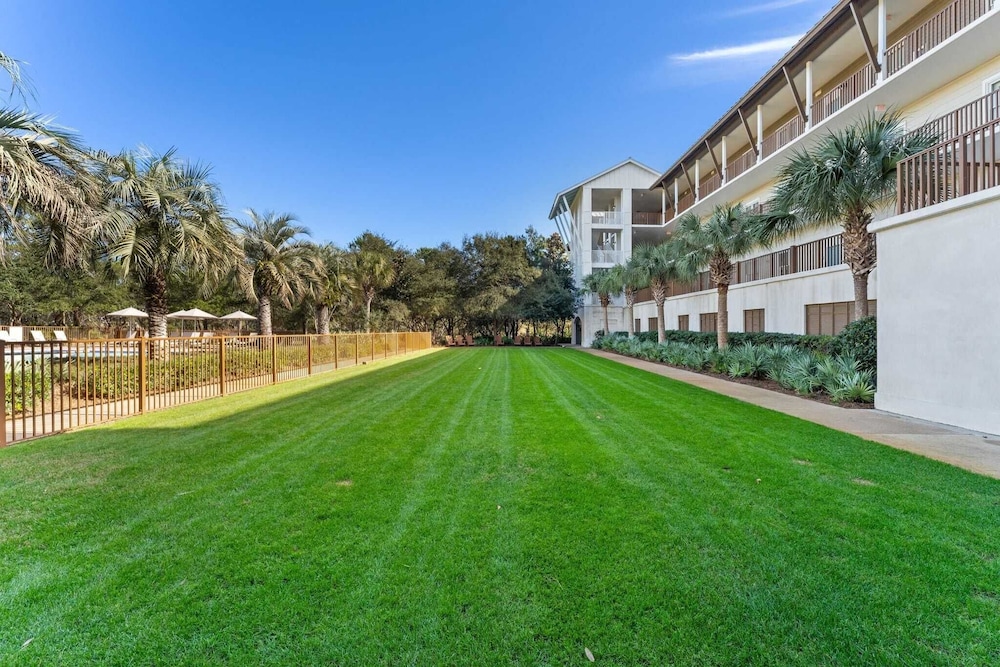 Salty Air & Blue Mountain Flair 3BR Condo w/ Pool, Balcony & Beach Access!