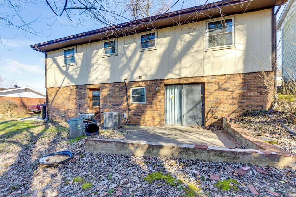12 Mi to Dtwn St Louis: Family Home w/ Fireplaces!